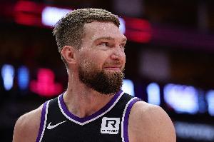 开云体育app-复出状态不错！小萨半场5中3得10分10板 早早揽下两双