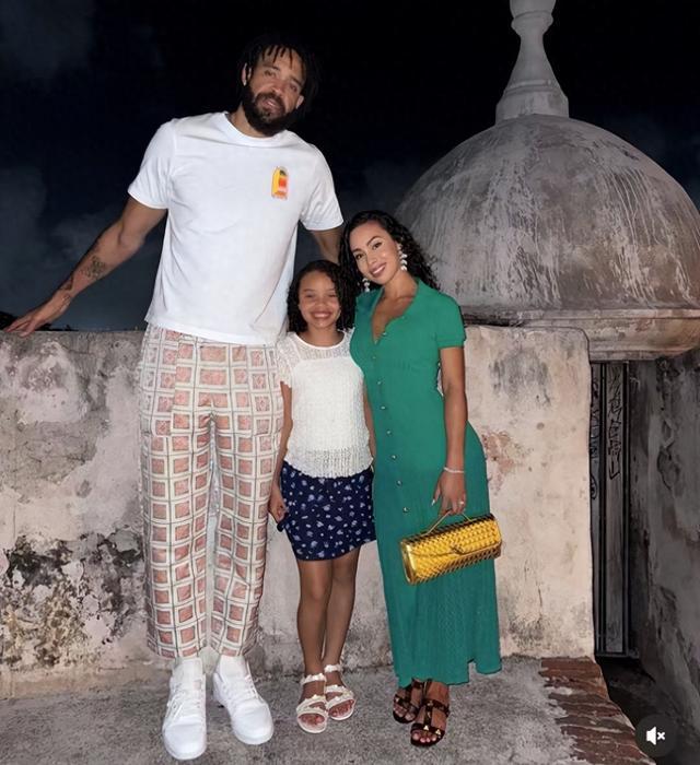 麦基带娇妻旅游，3次夺冠，不打NBA也躺着赚钱，老婆身材好