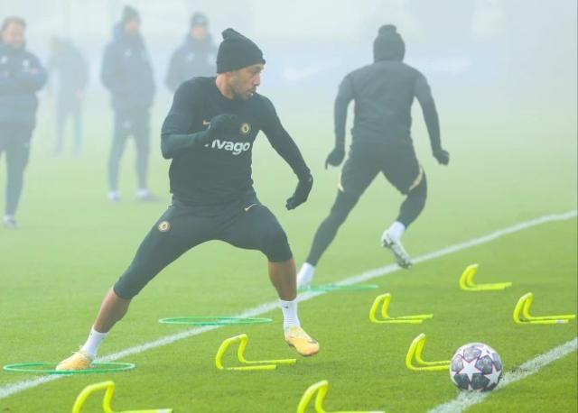 开云体育-被踢出欧冠名单不放弃合练 奥巴梅扬要留队自证？